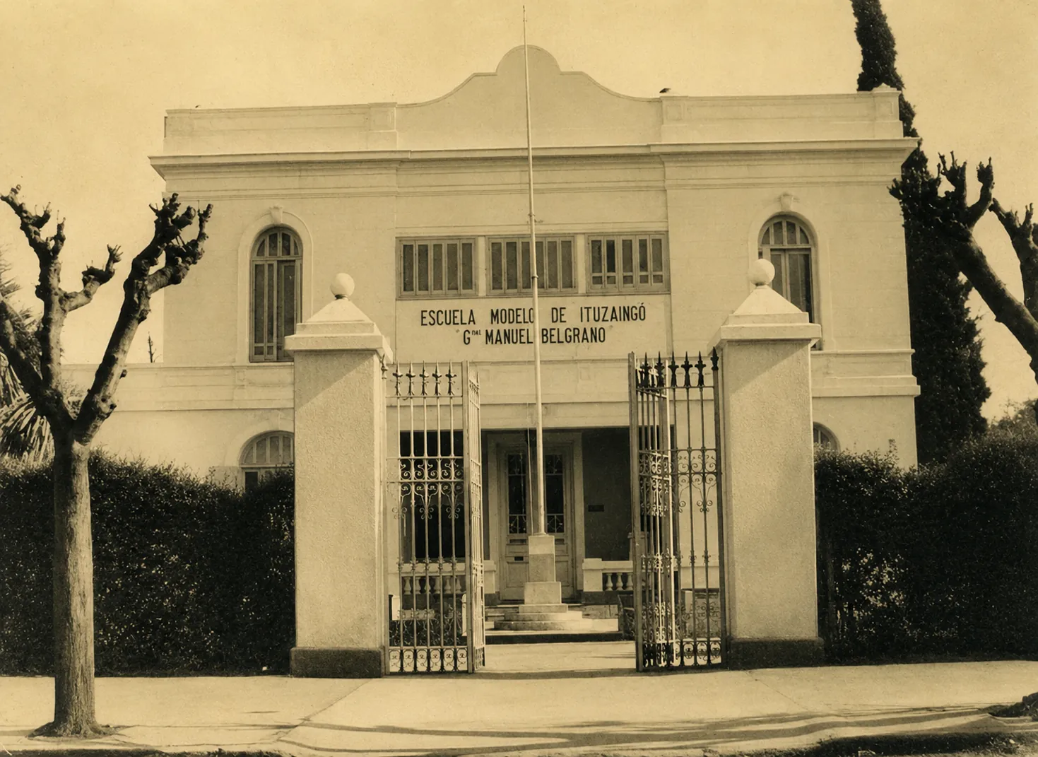 Primer establecimiento educativo vinculado a la historia institucional de Vaneduc, fotografía histórica de sus orígenes.